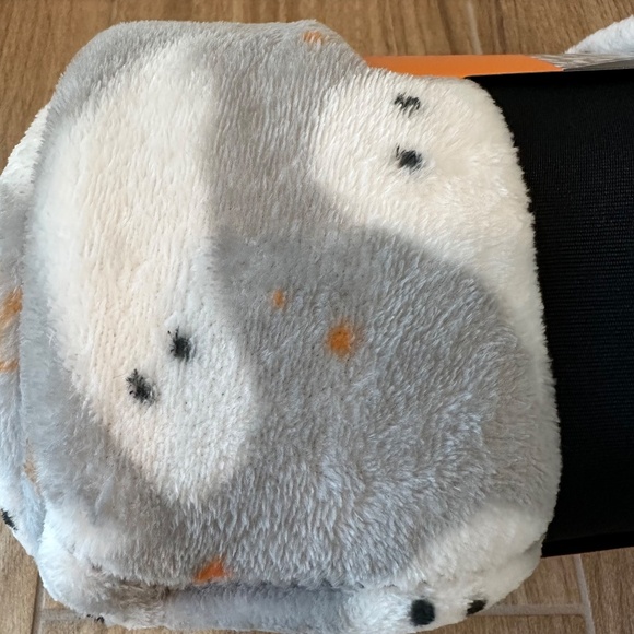 Halloween Ghost Printed Plush Throw Blanket Gray/Ivory - Hyde & EEK! - Picture 6 of 11